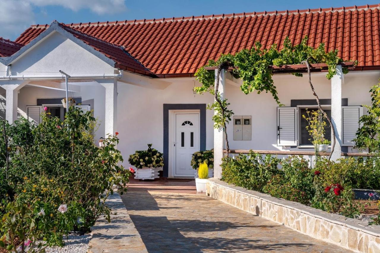 House Camellia With Fenced Pool And Playground Villa Blizna Donja Exterior photo